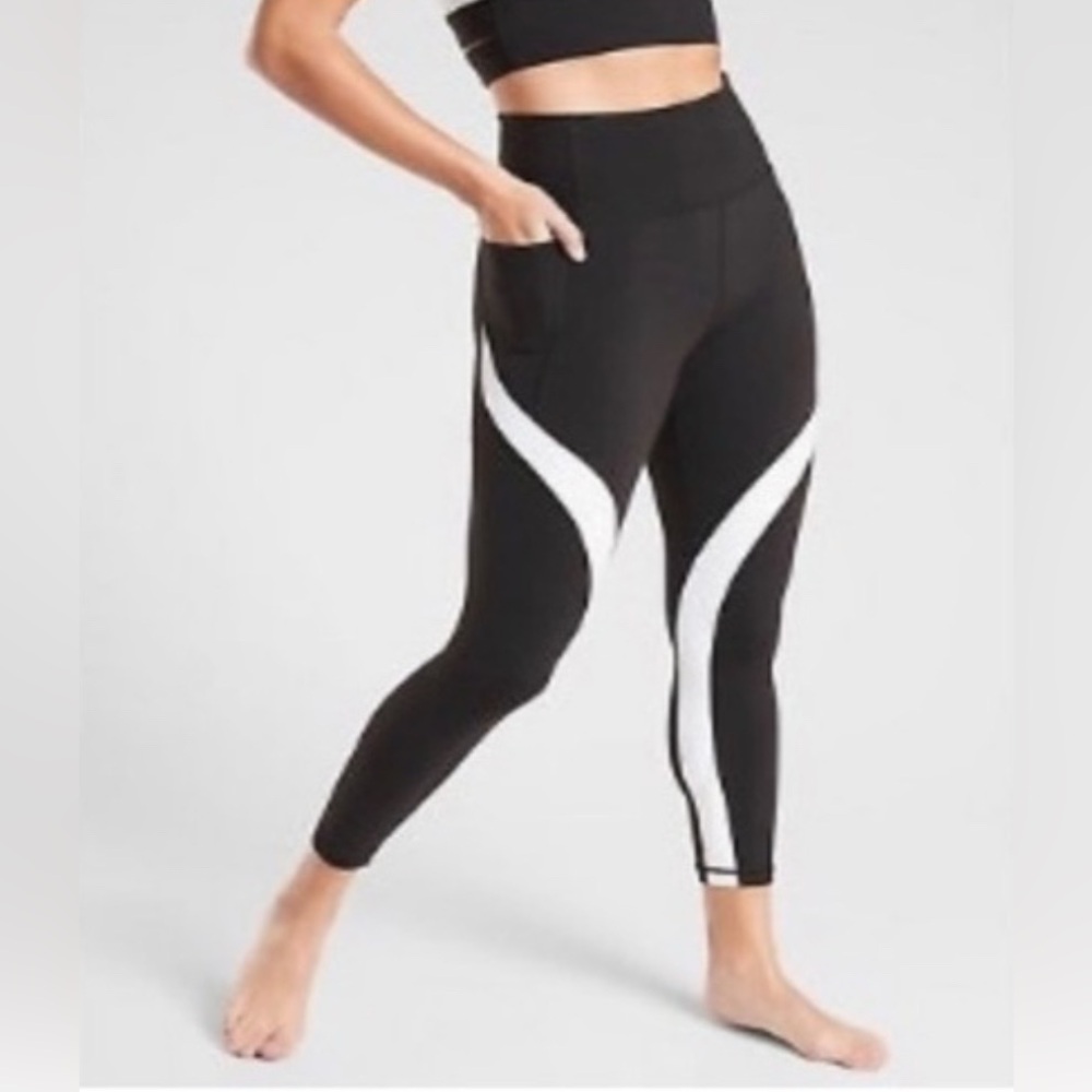 Bnwot. Athleta salutation stash 7/8
legging